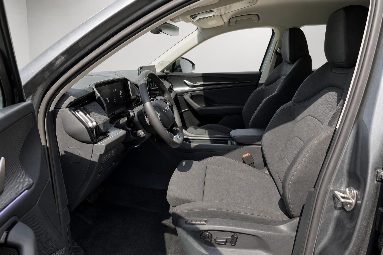Skoda Innenraum mit Vordersitzen, Lenkrad und Cockpit-Display