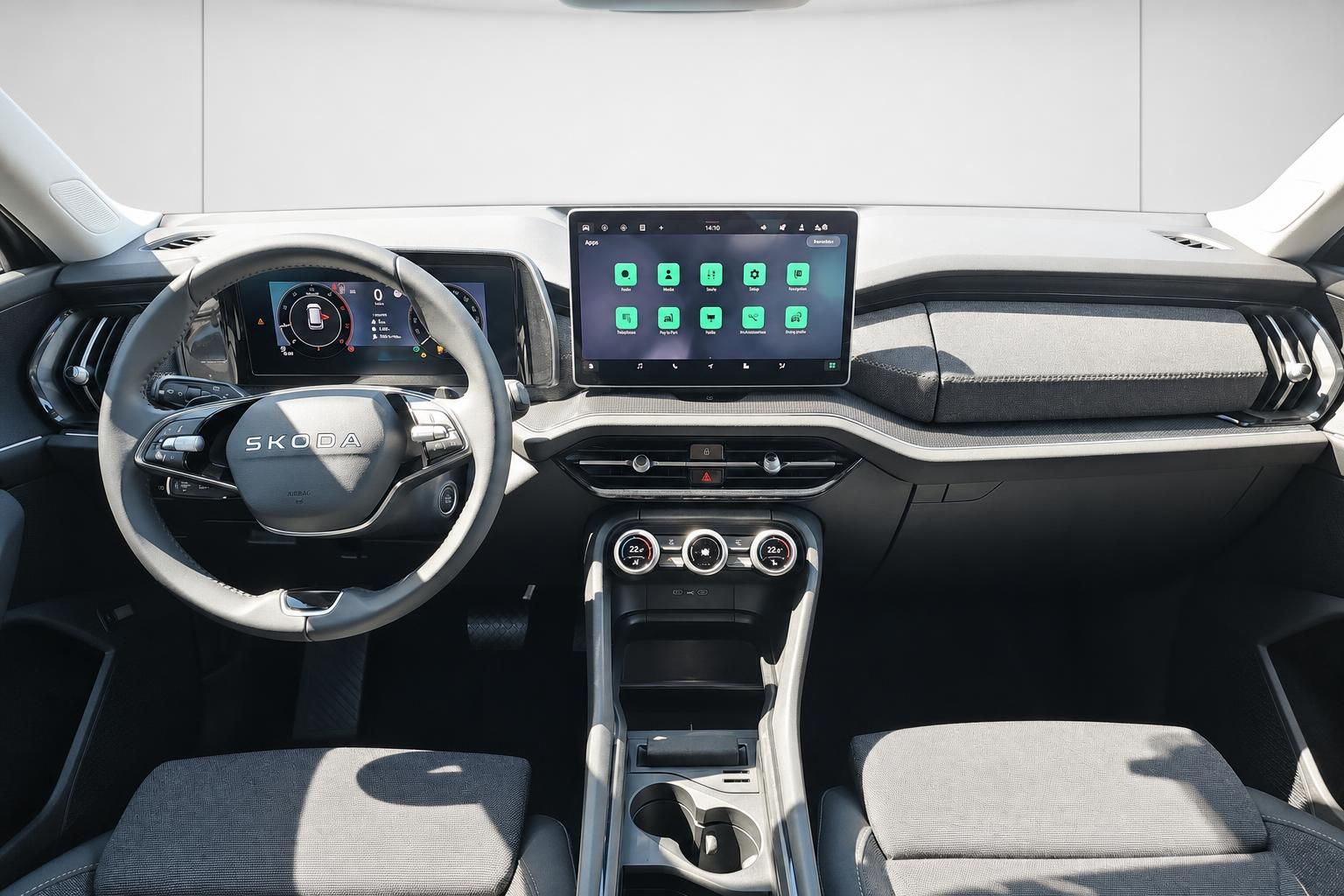 Skoda Cockpit mit Lenkrad, Touchscreen und Sitzen im Innenraum