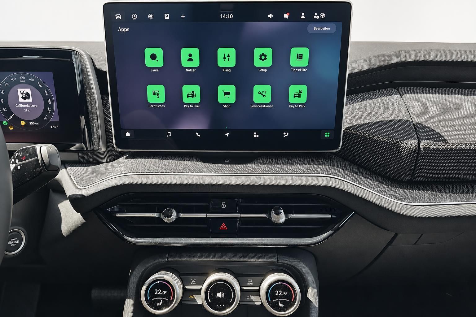 Infotainment-Touchscreen im Fahrzeug mit App-Menue und Klimabedienung