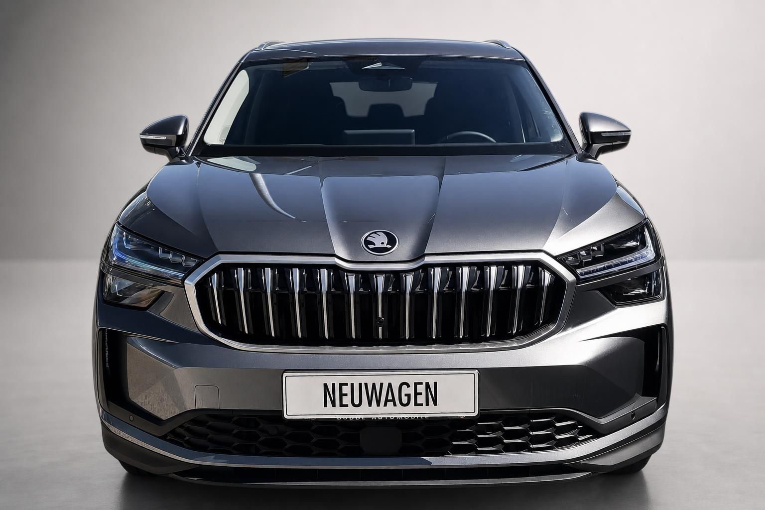 Skoda Kodiaq Neuwagen Frontansicht grau metallic Studio