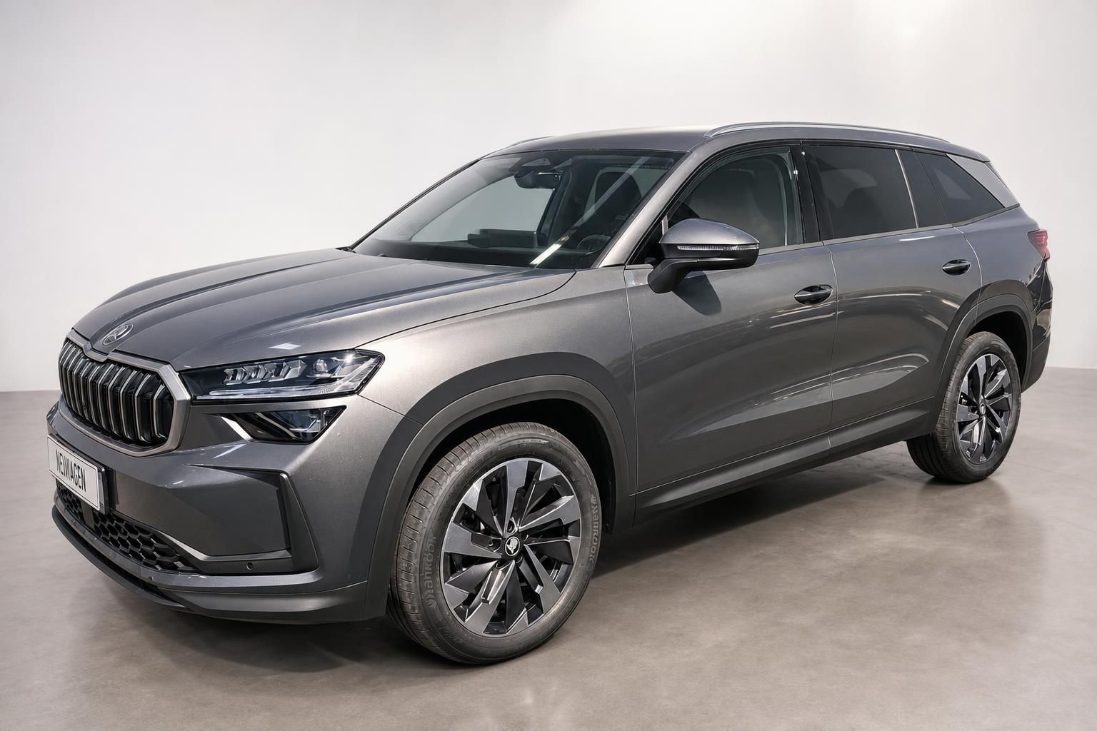 Skoda Kodiaq Neuwagen Frontansicht schraeg grau metallic SUV