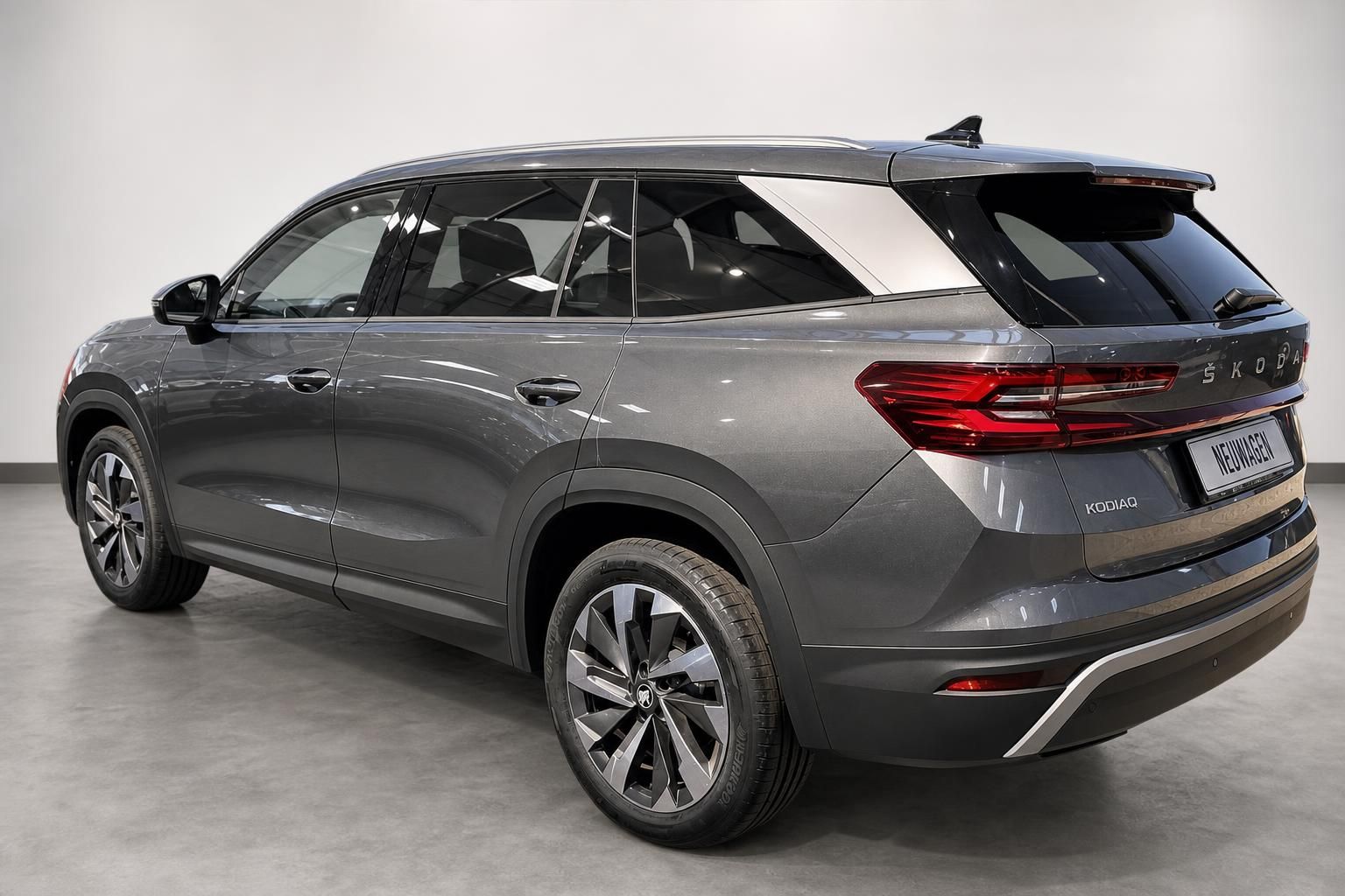 Škoda Kodiaq grau metallic, Heckansicht im Studio