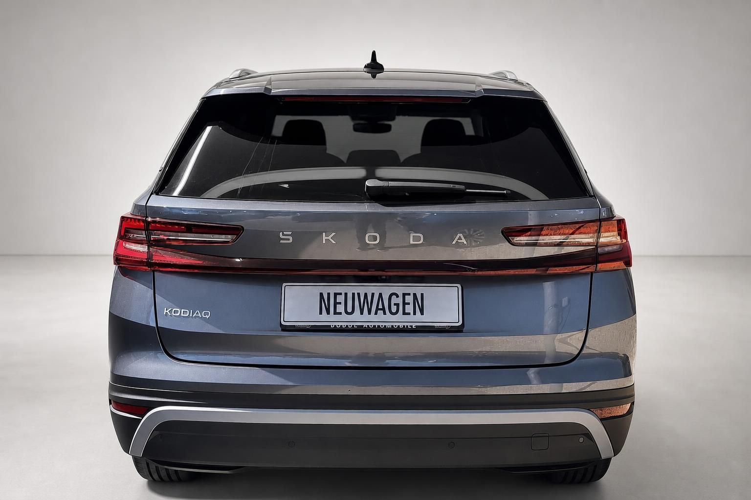 Skoda Kodiaq Neuwagen Heckansicht blau metallic Studio