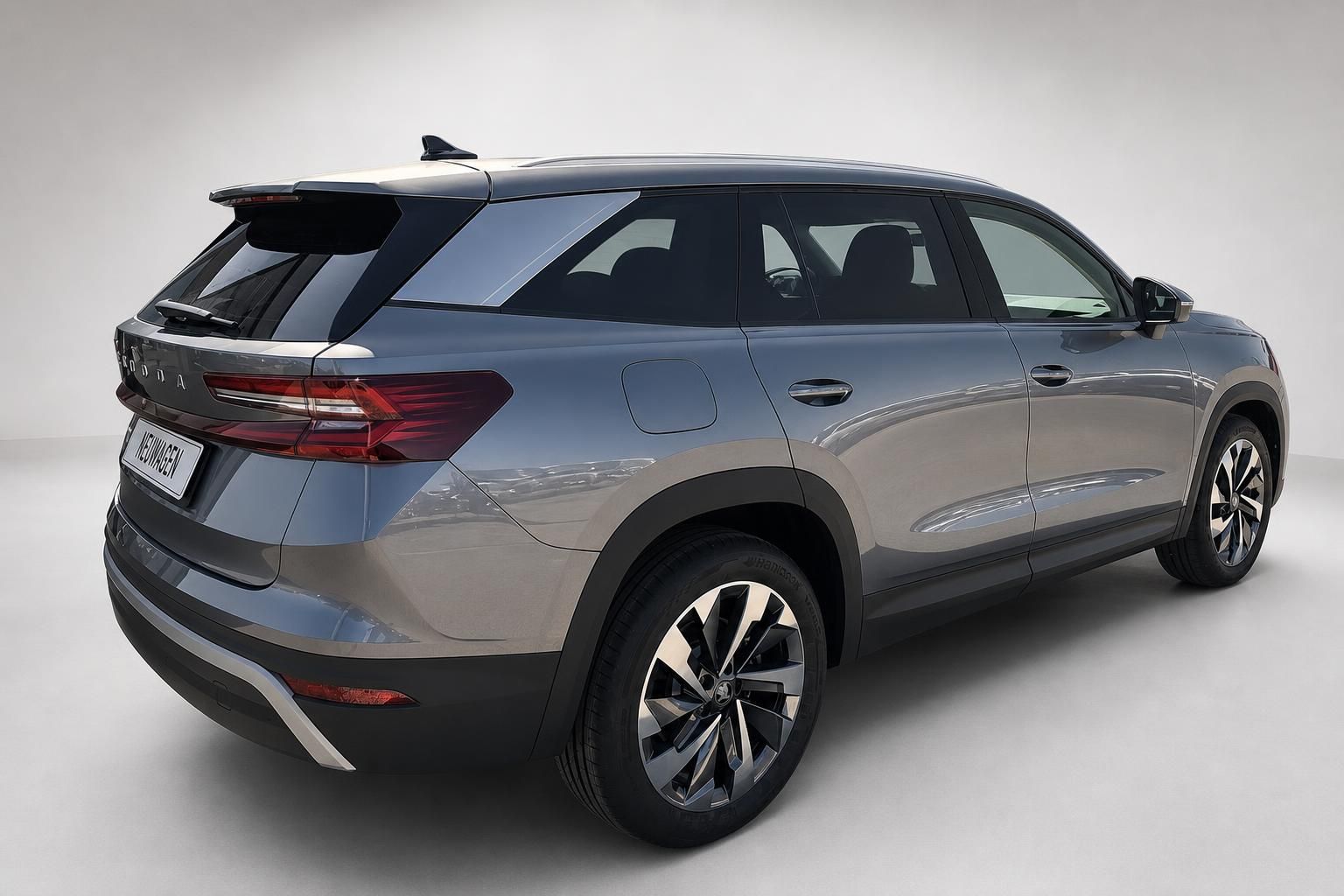 Skoda Kodiaq Neuwagen Heckansicht schraeg grau metallic SUV