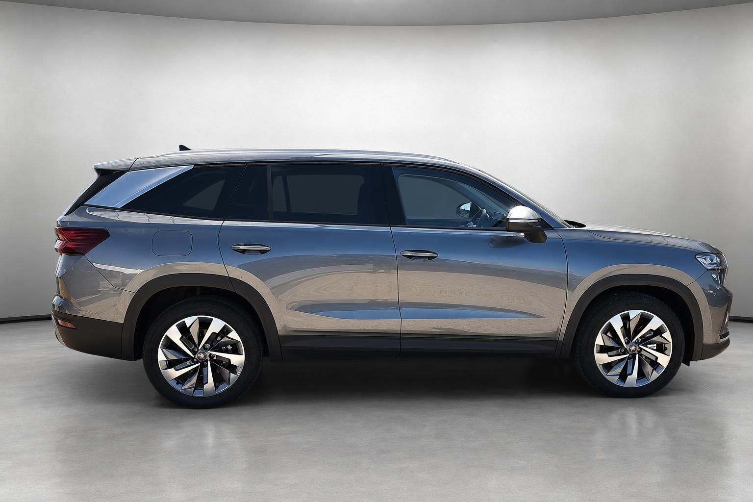 Škoda Kodiaq grau, Seitenansicht im Fotostudio