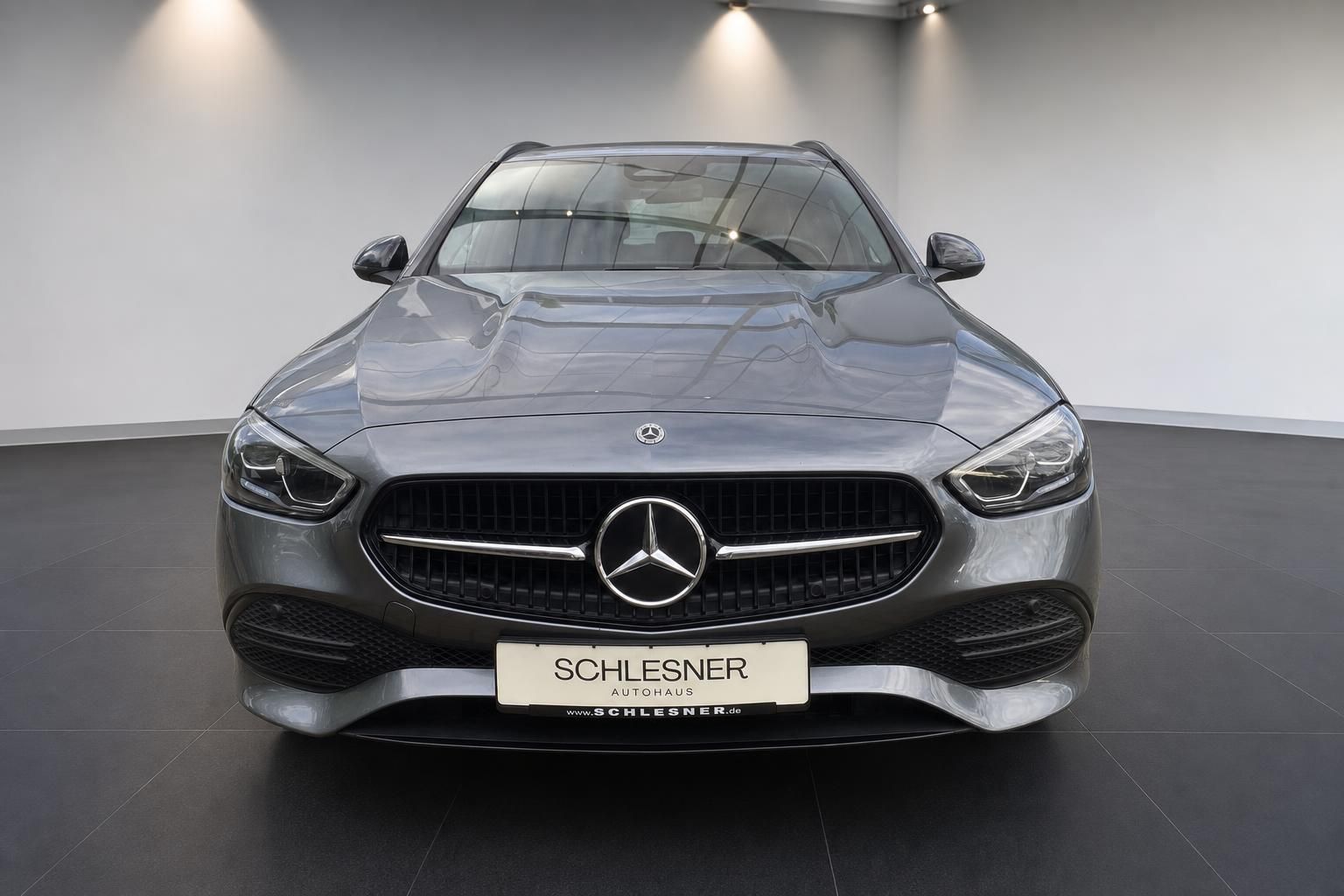 Mercedes-Benz Kombi in Grau, Frontansicht mit Kühlergrill im Autohaus