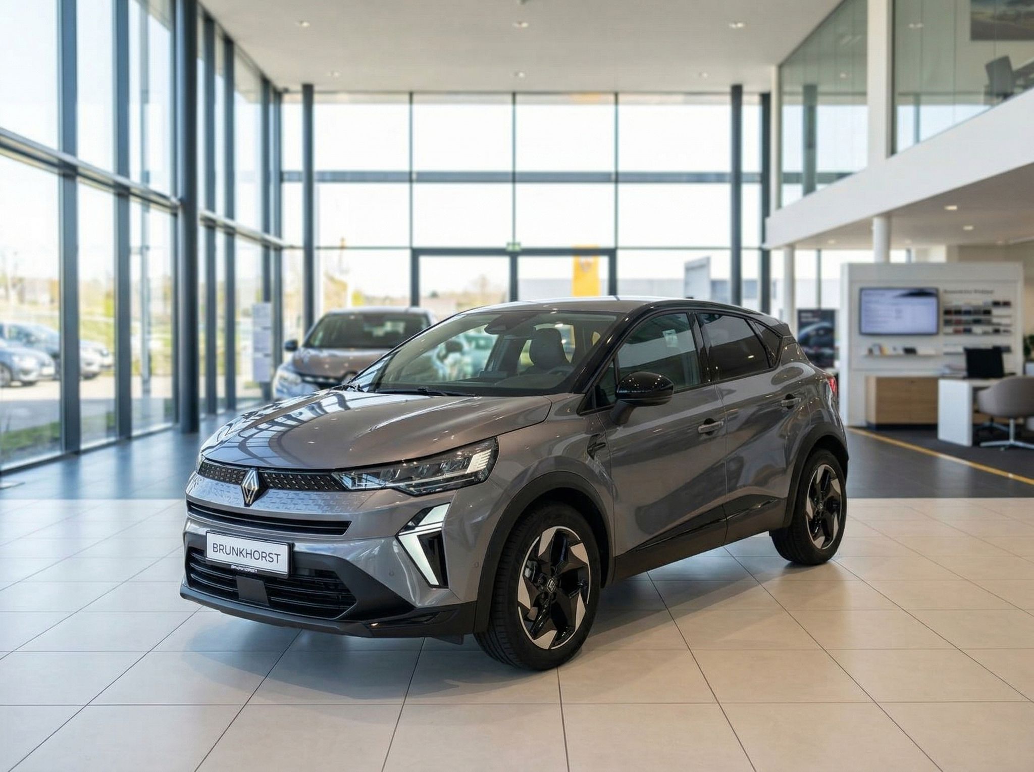 Grauer Renault Captur SUV von vorne im Autohaus Showroom