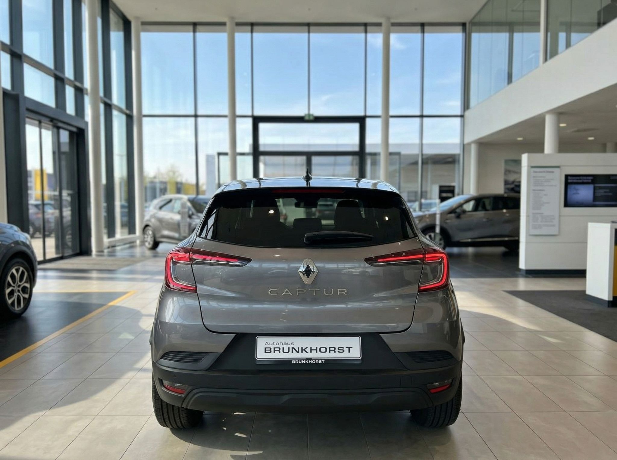 Renault Captur Heckansicht grau metallic im Autohaus