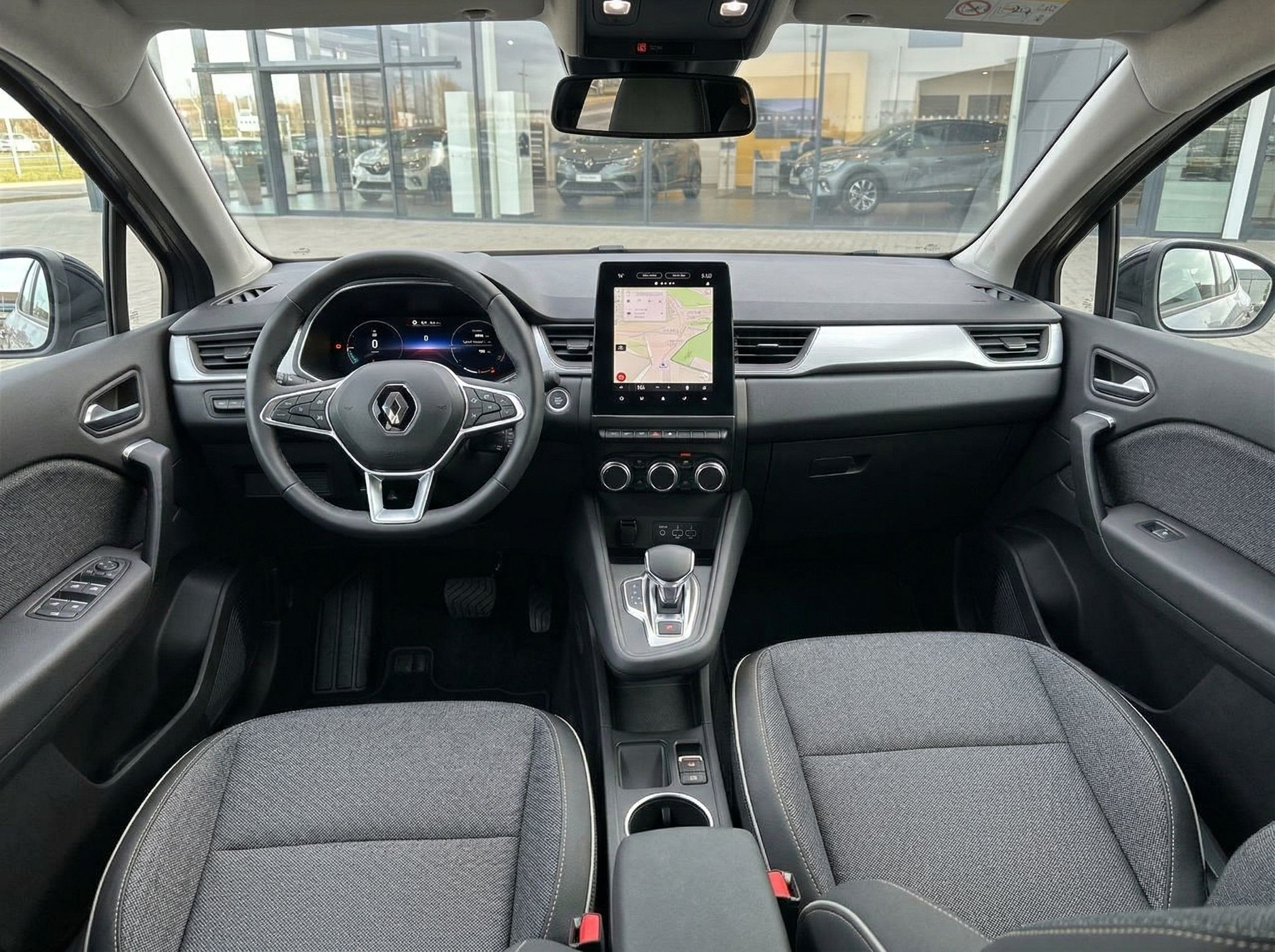 Renault Captur Innenraum schwarz mit Touchscreen und Automatikgetriebe