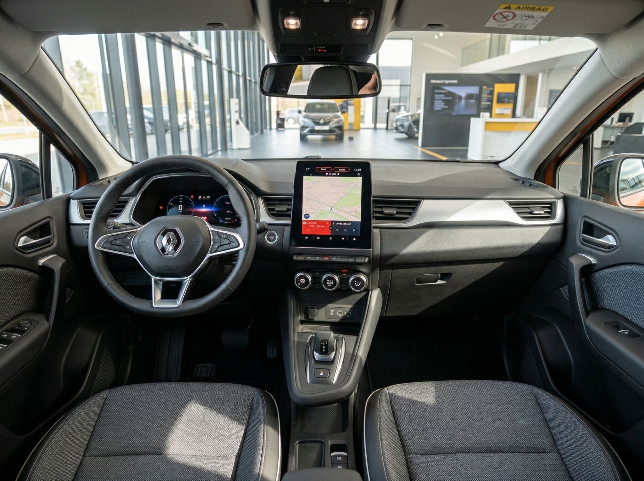 Renault Innenraum mit modernem Cockpit, Touchscreen-Display und grauem Interieur im Autohaus