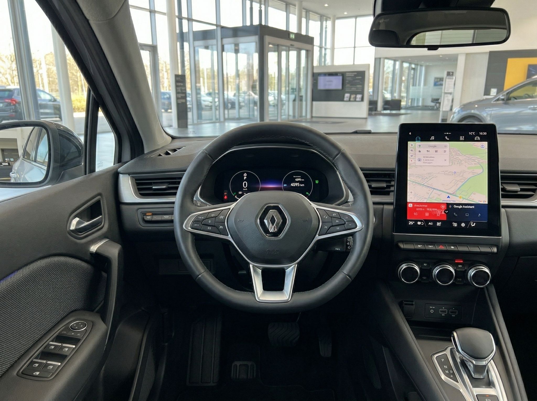 Renault Fahrzeug-Cockpit mit digitalem Kombiinstrument und Navigationsbildschirm in grauer Ausstattung