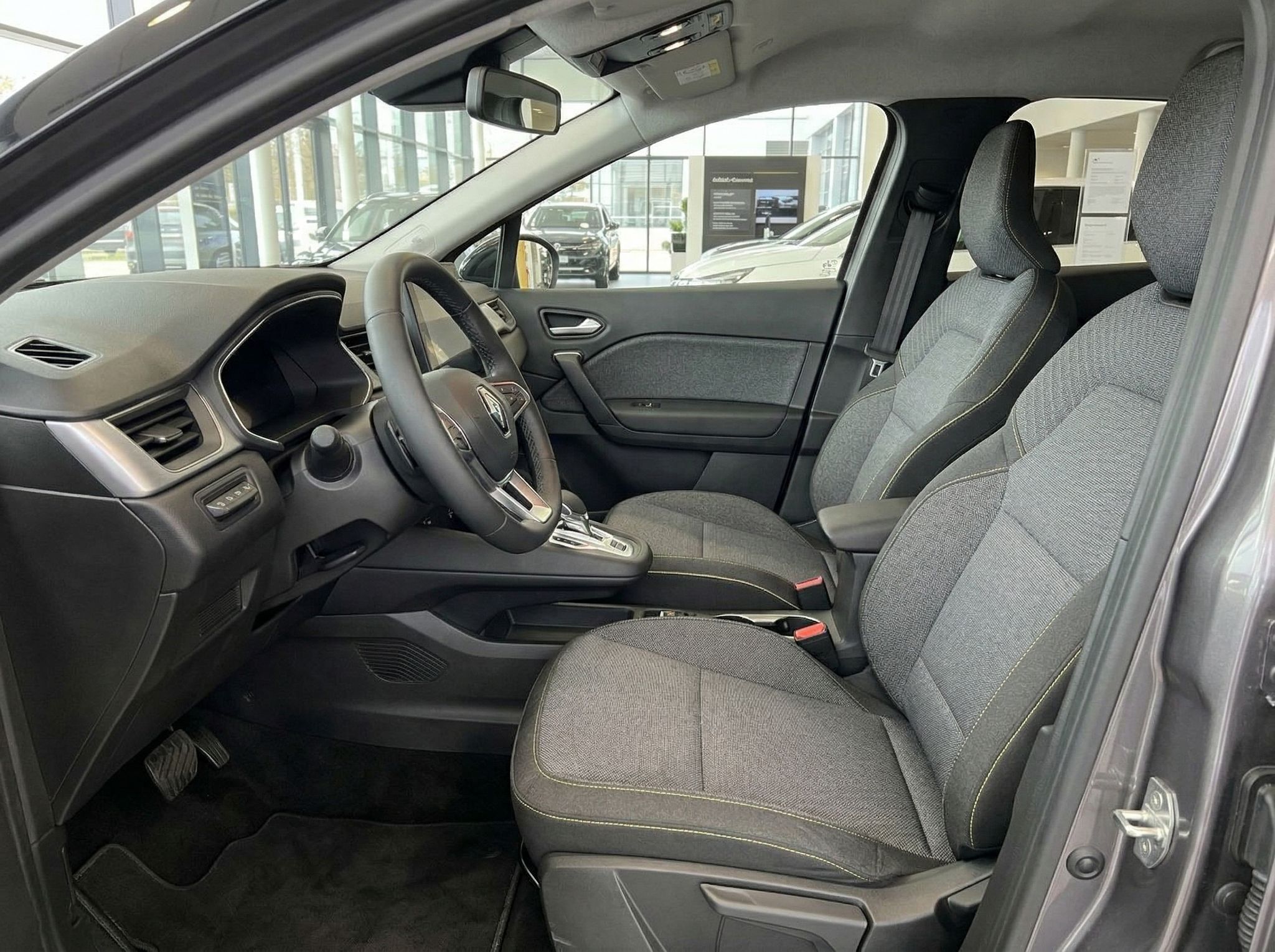 Renault Fahrersitz und Innenraum mit grauer Stoffausstattung und Automatikgetriebe