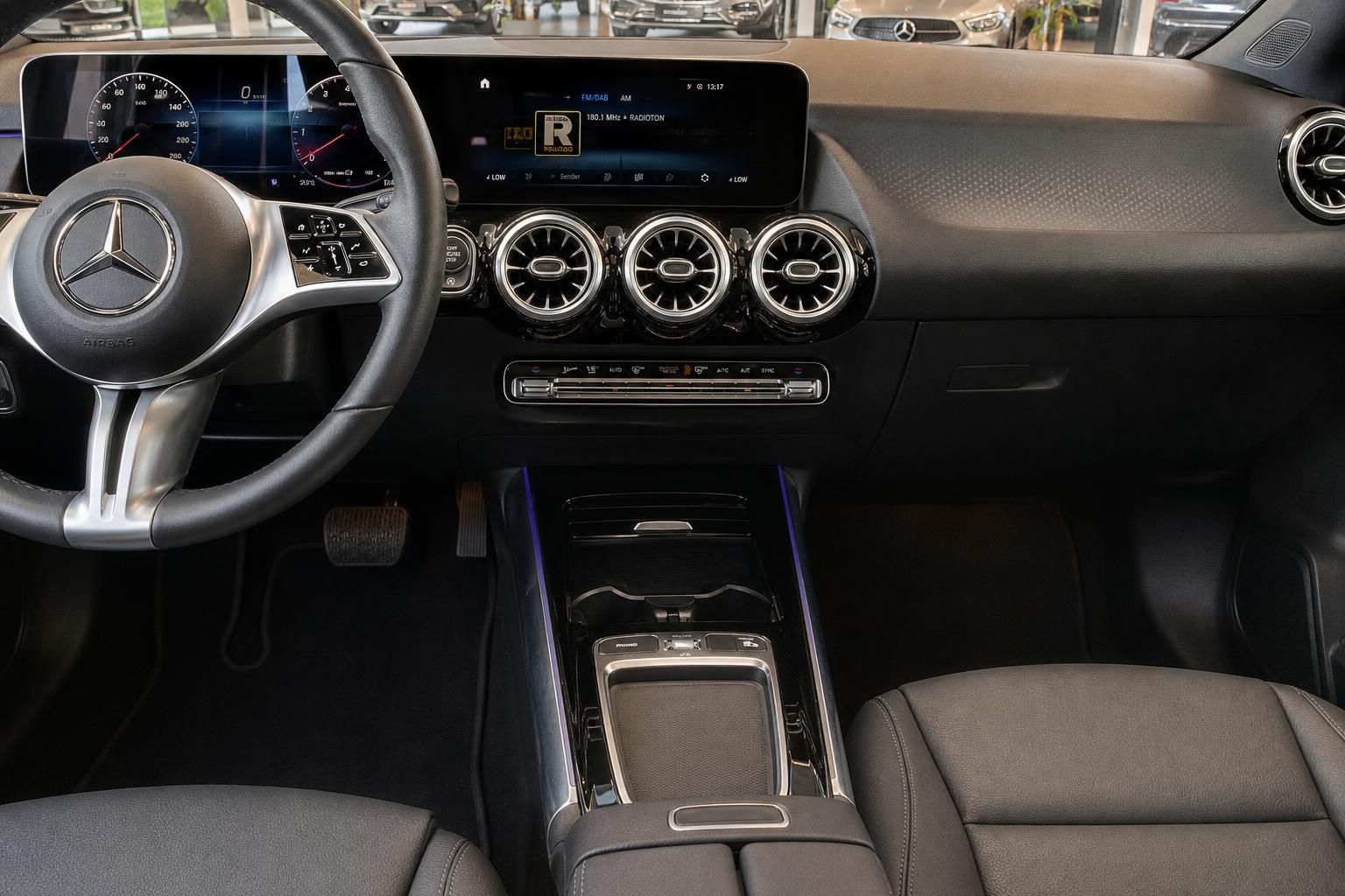 Mercedes-Benz Cockpit mit Lenkrad und Multimedia-Bildschirm im Detail