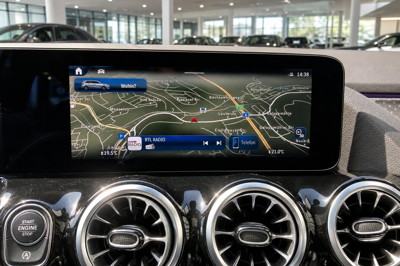Mercedes-Benz Navigationssystem und Multimediadisplay im Cockpit