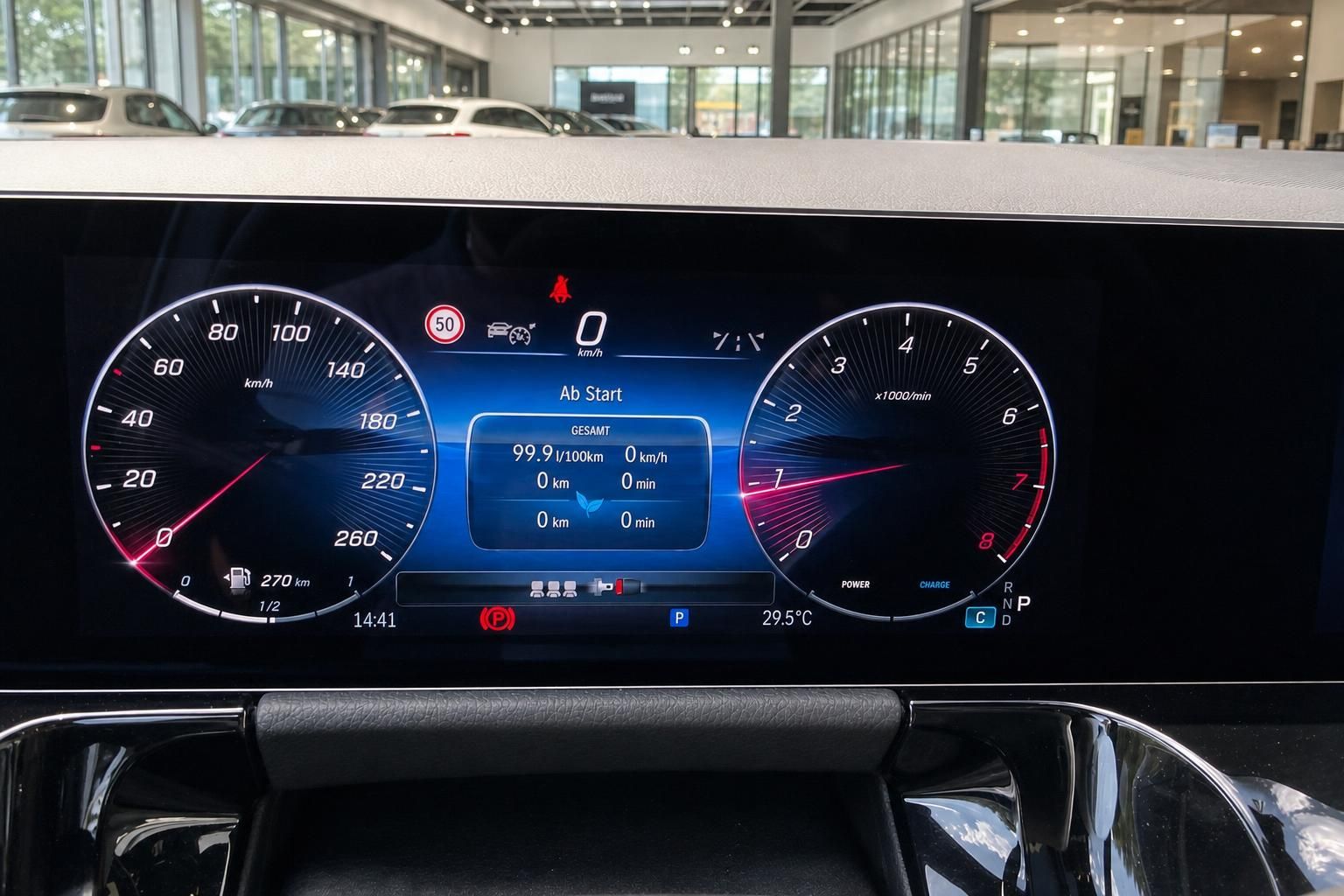 Digitales Kombiinstrument mit Tacho und Drehzahlmesser im Mercedes-Benz