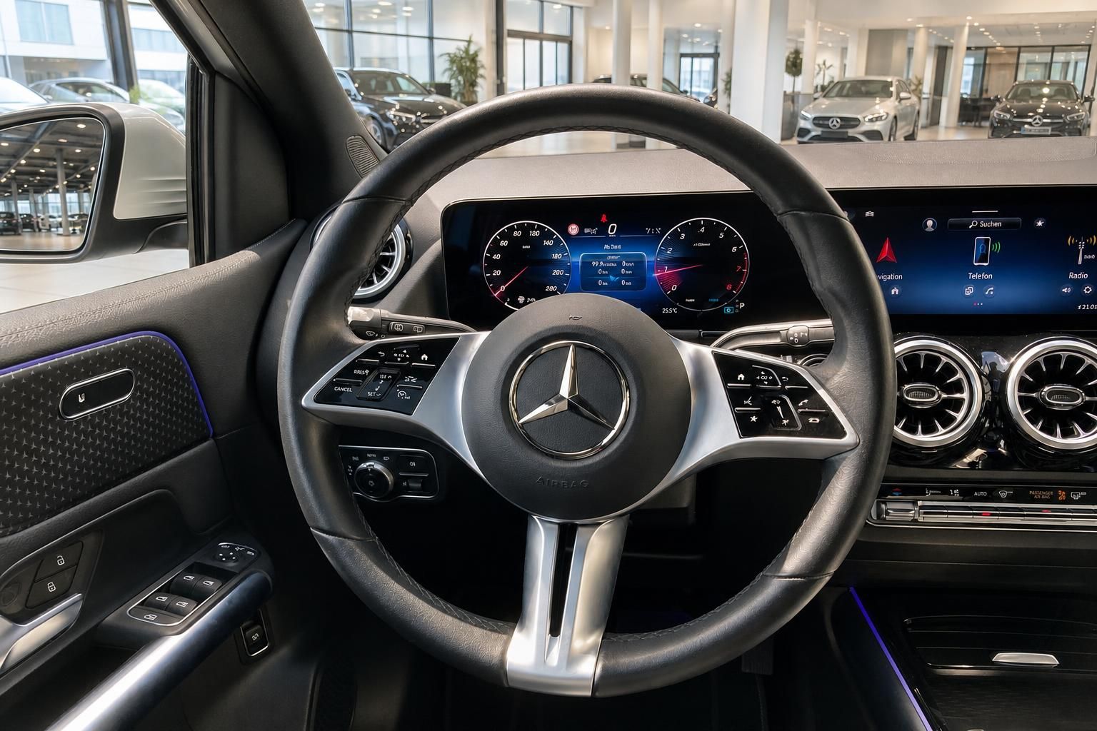 Mercedes-Benz Lenkrad mit Cockpit und Multimediadisplay im Detail