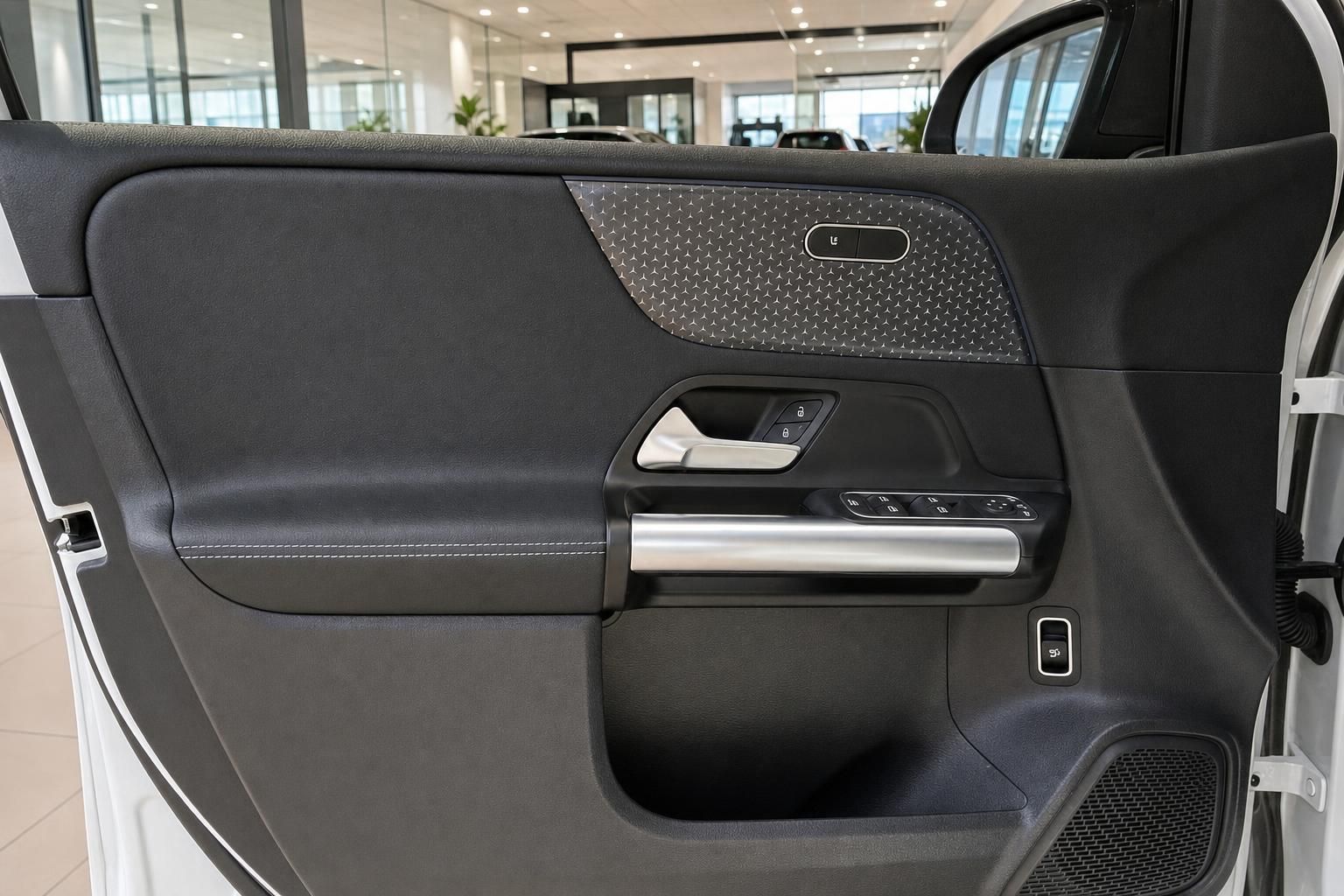 Türverkleidung mit Bedienelementen im Mercedes-Benz Innenraum