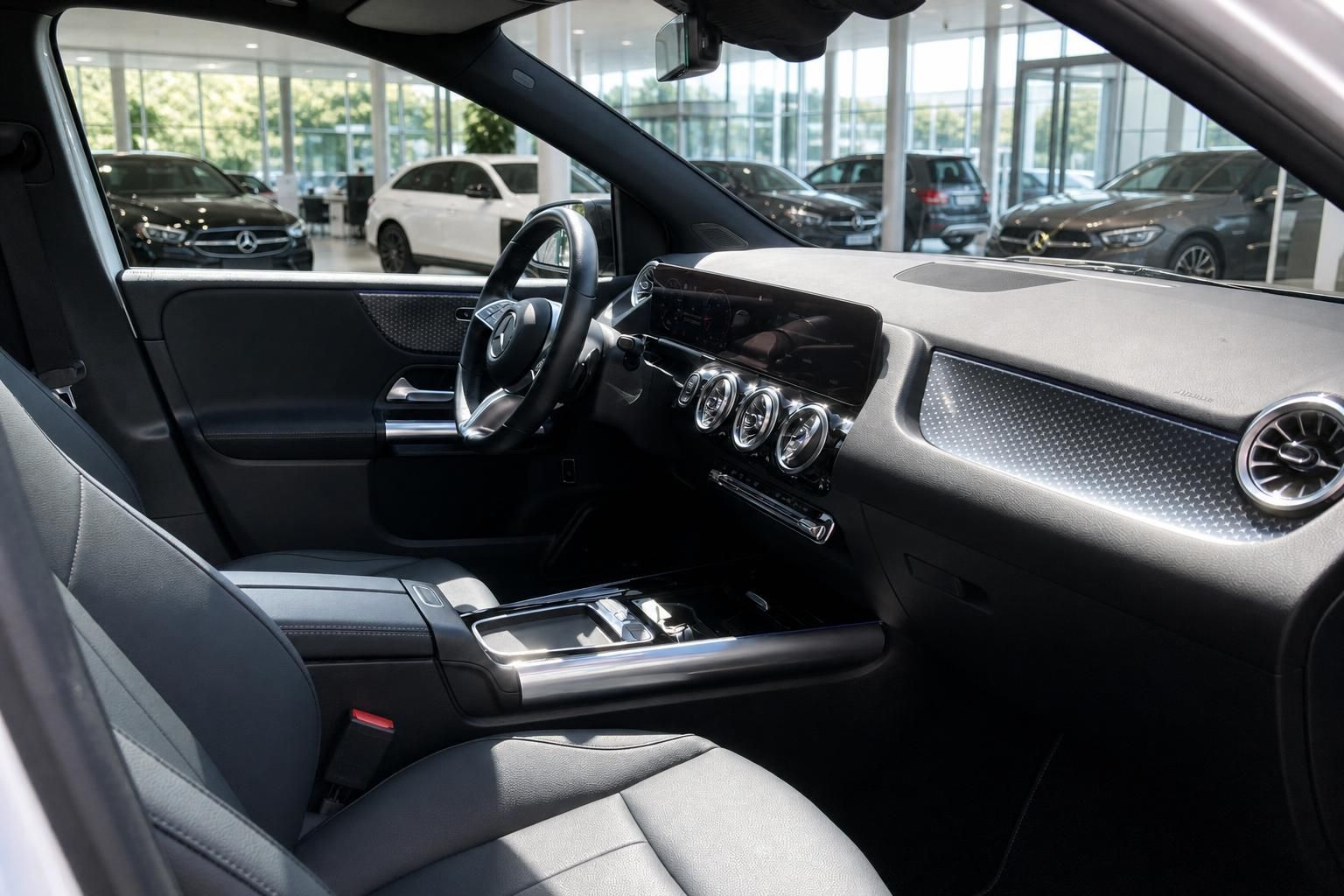 Mercedes-Benz Innenraum mit Cockpit und Vordersitzen im Detail