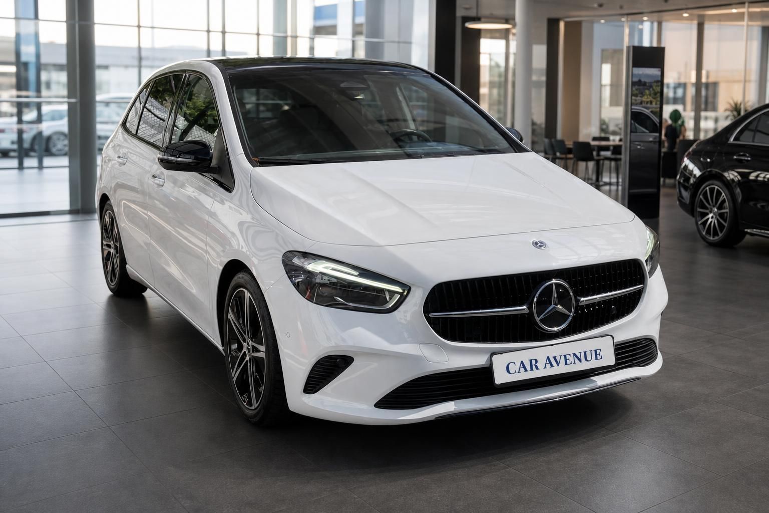 Mercedes-Benz B-Klasse weiß Frontansicht mit Kühlergrill im Showroom