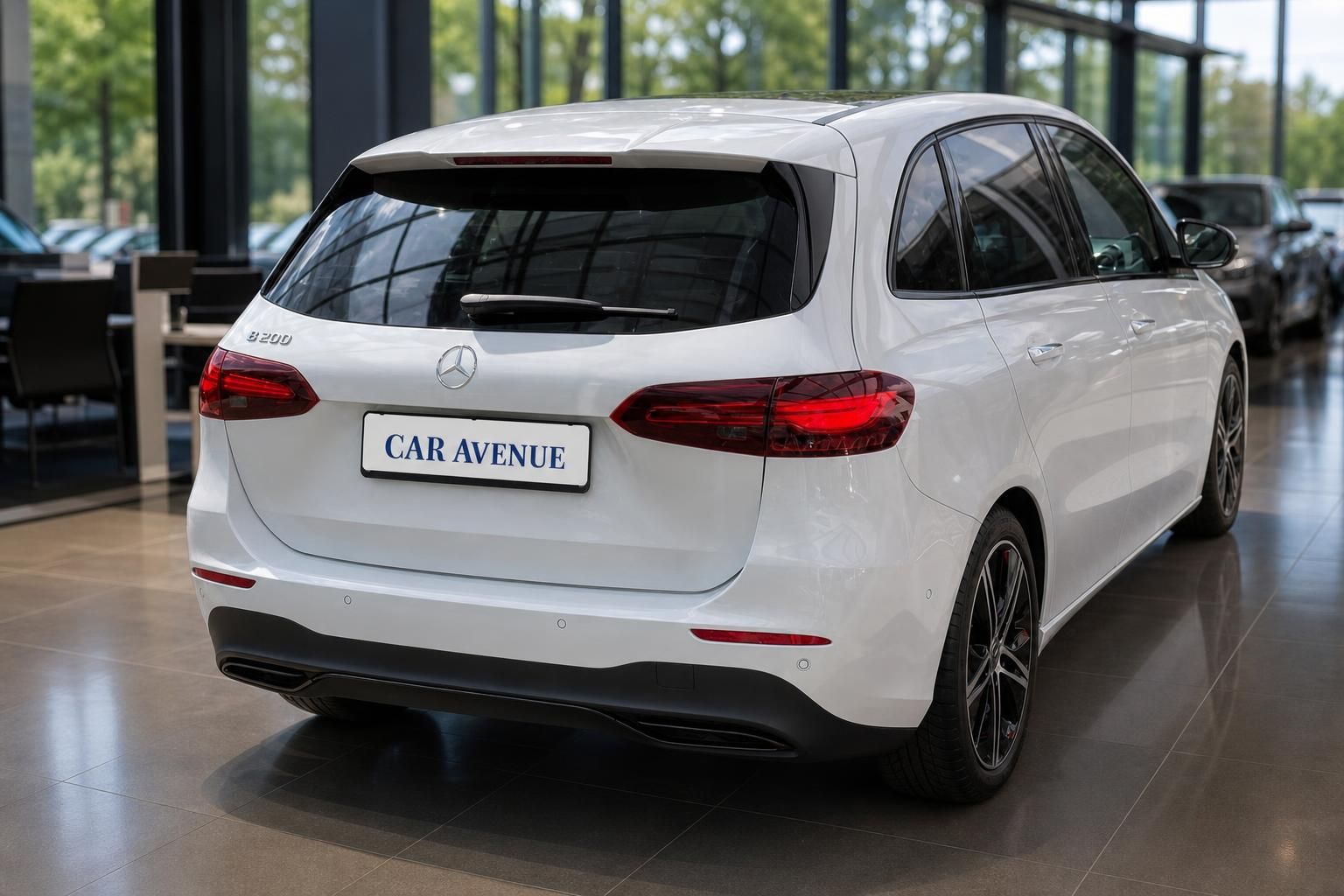 Mercedes-Benz B200 weiß Heckansicht im Autohaus Showroom