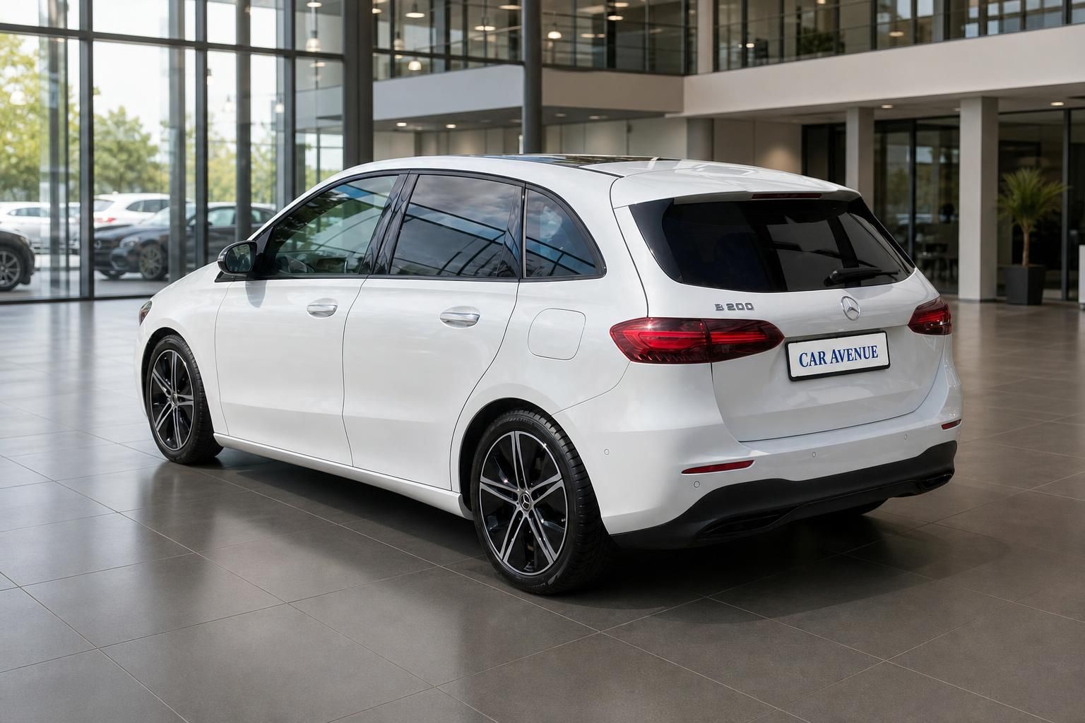 Mercedes-Benz B200 weiß Heck-Seitenansicht im Showroom