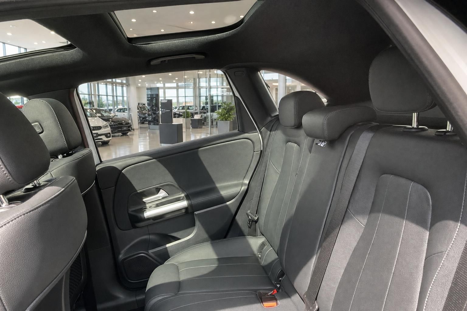 Rücksitze und Innenraum eines Mercedes-Benz mit Panorama-Schiebedach