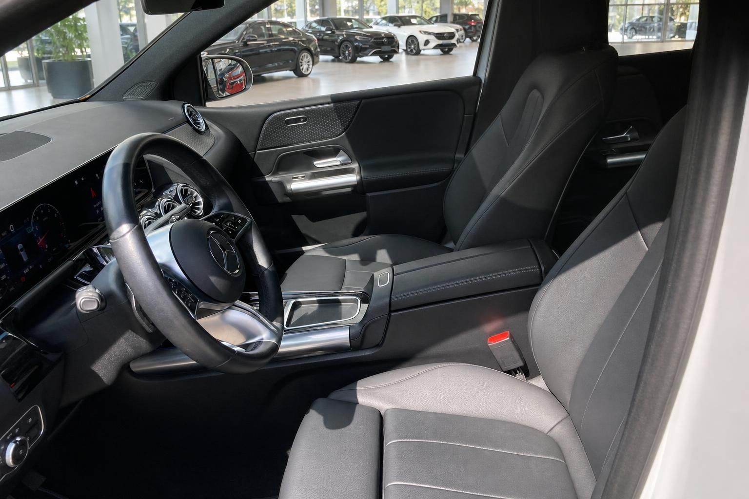 Fahrersitz und Cockpit eines Mercedes-Benz mit Lederausstattung im Autohaus