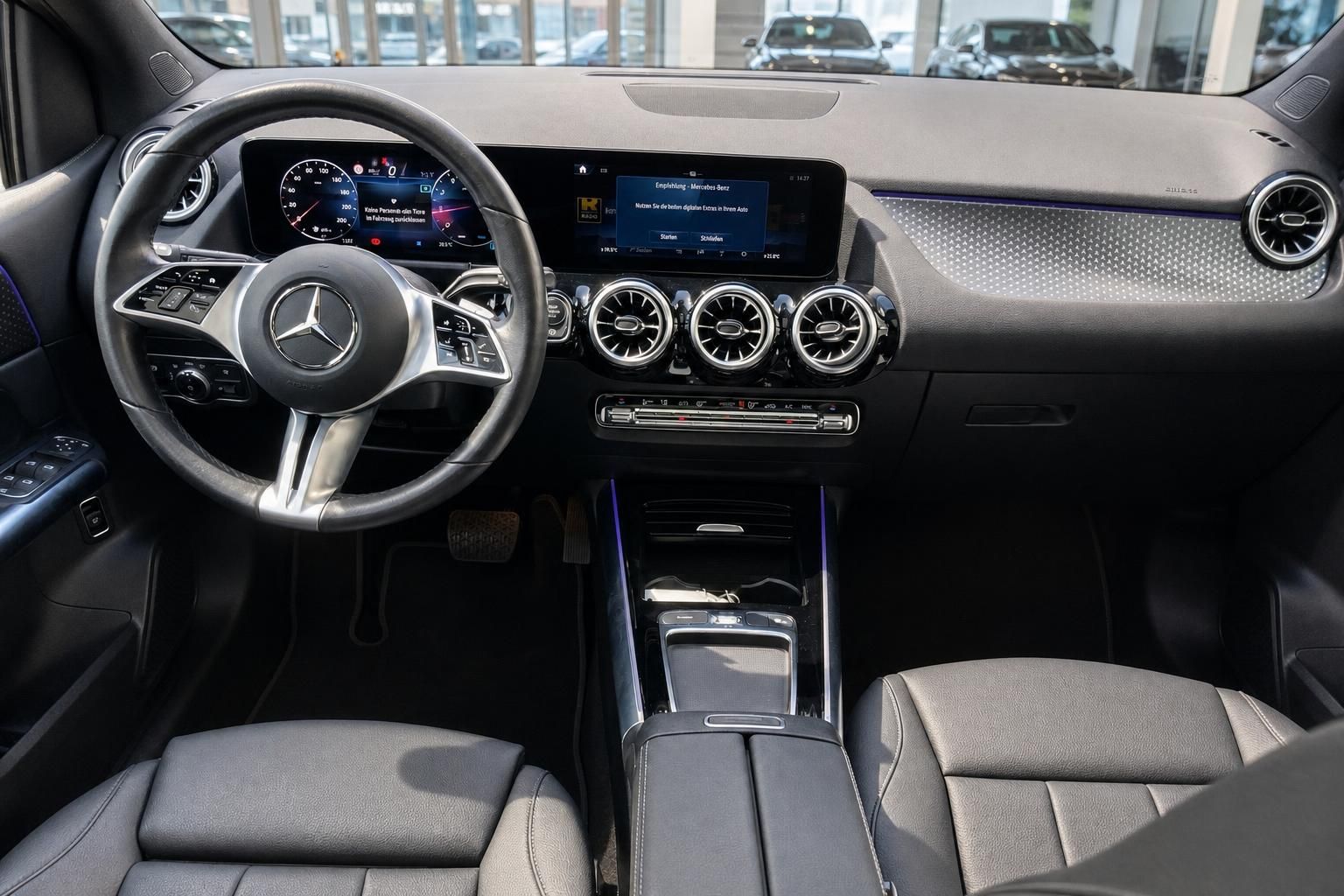 Cockpit und Armaturenbrett eines Mercedes-Benz mit digitalem Display