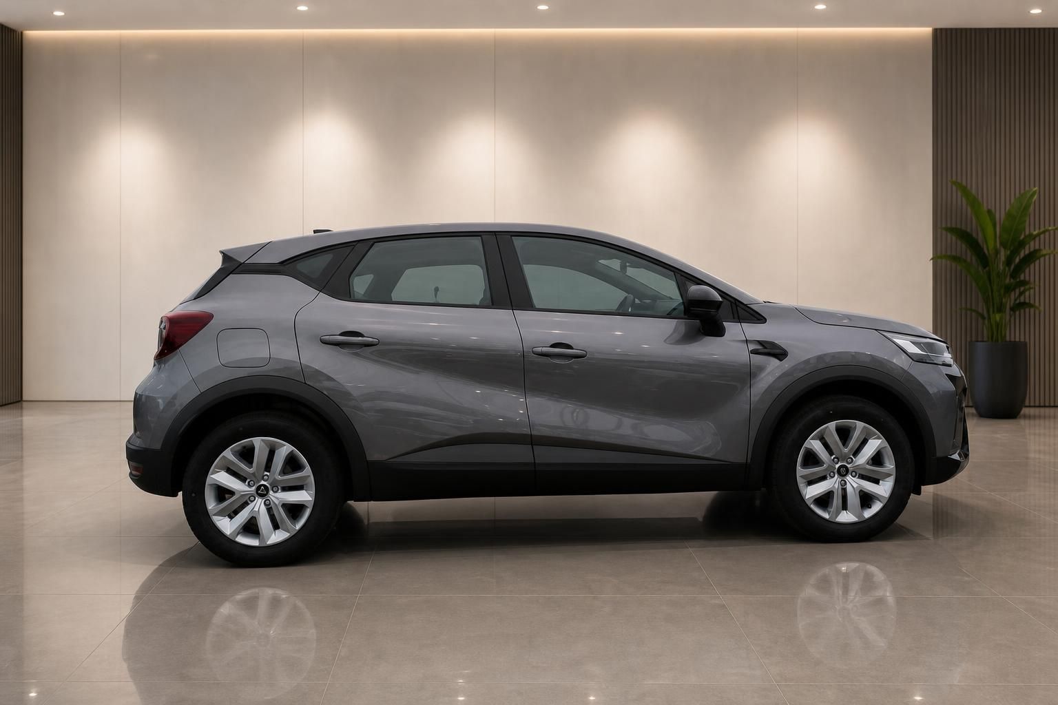 Grauer Renault Captur Seitenansicht im Autohaus mit Alufelgen