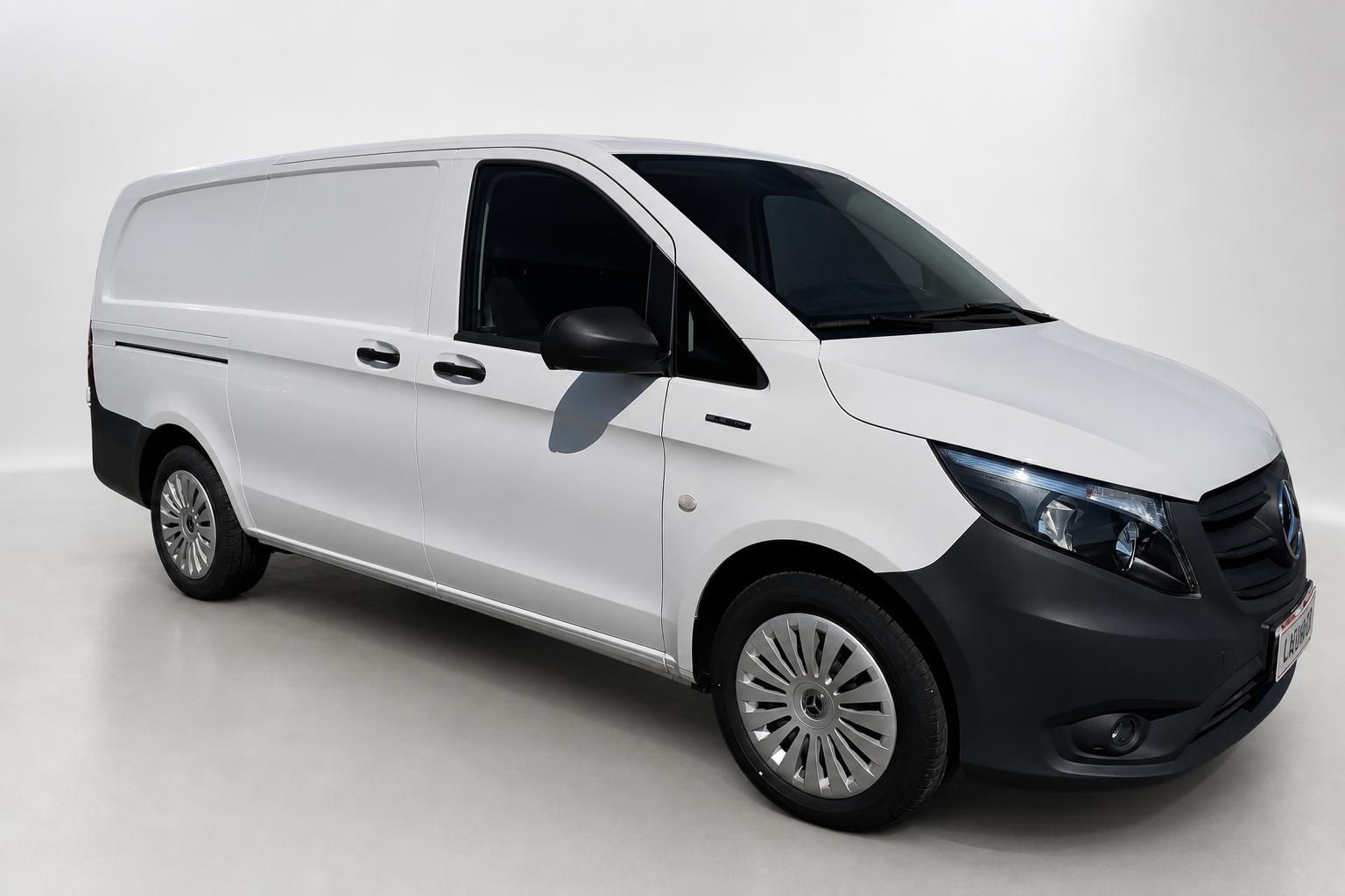 Mercedes-Benz Vito Kastenwagen weiß, Frontansicht schräg im Studio