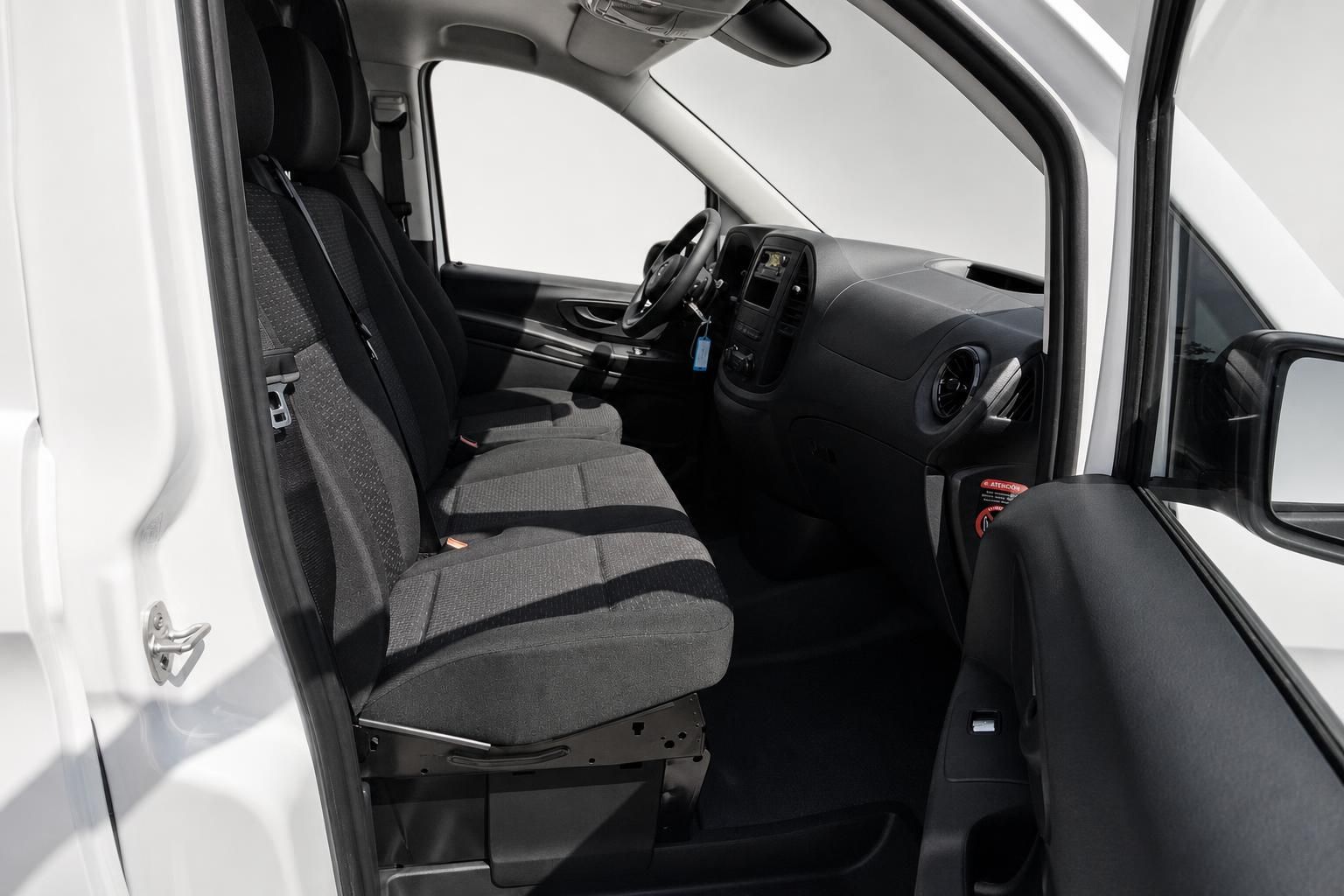 Mercedes-Benz Vito Innenraum Vordersitze und Armaturenbrett