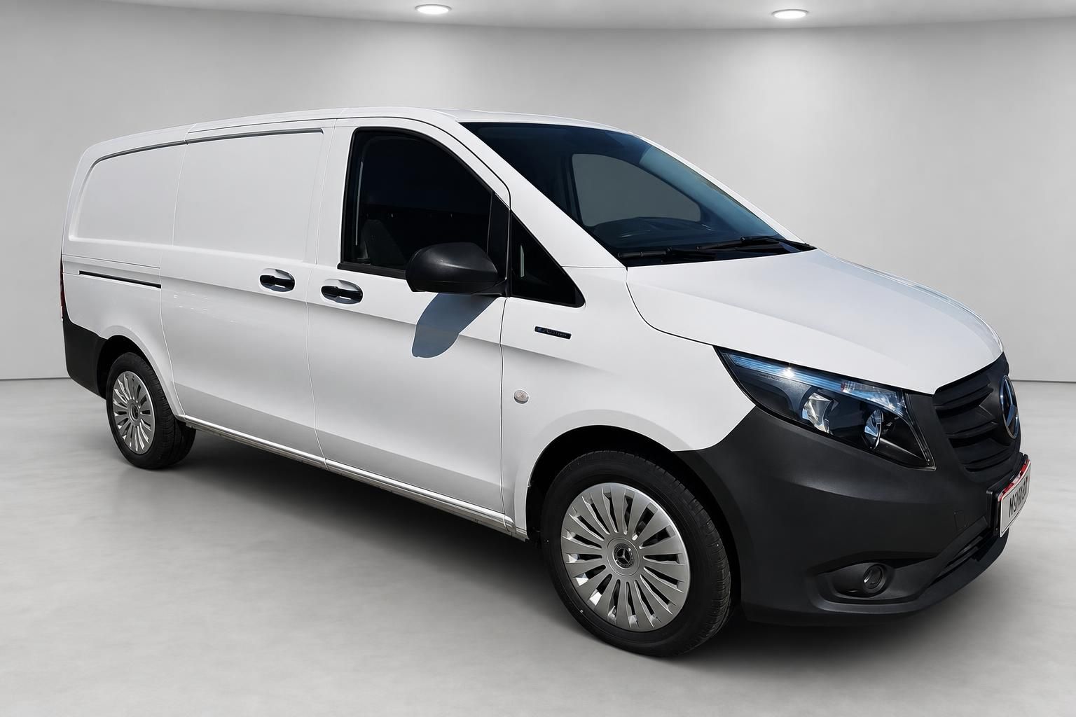 Mercedes-Benz Vito Kastenwagen weiß, Frontansicht seitlich im Studio