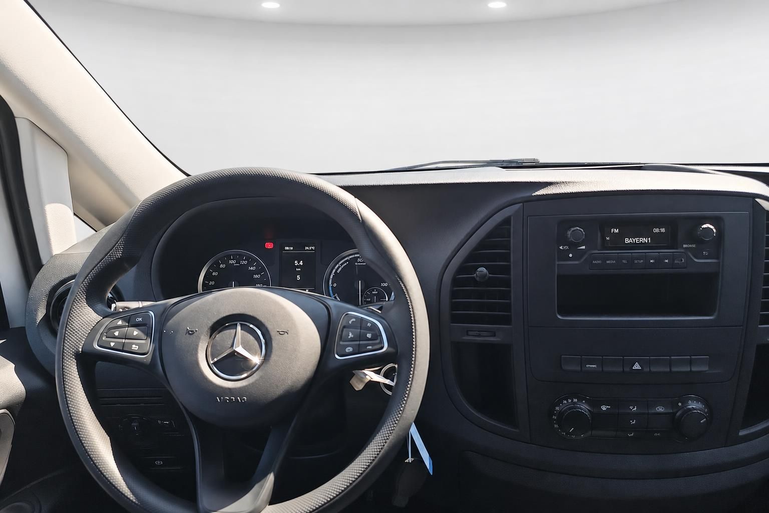 Mercedes-Benz Vito Cockpit Lenkrad und Radio Nahaufnahme