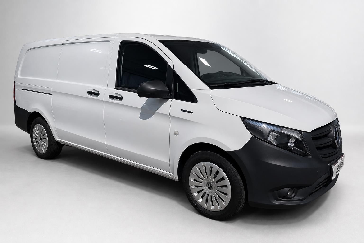 Mercedes-Benz Vito Kastenwagen weiß, Dreiviertelansicht vorne im Studio