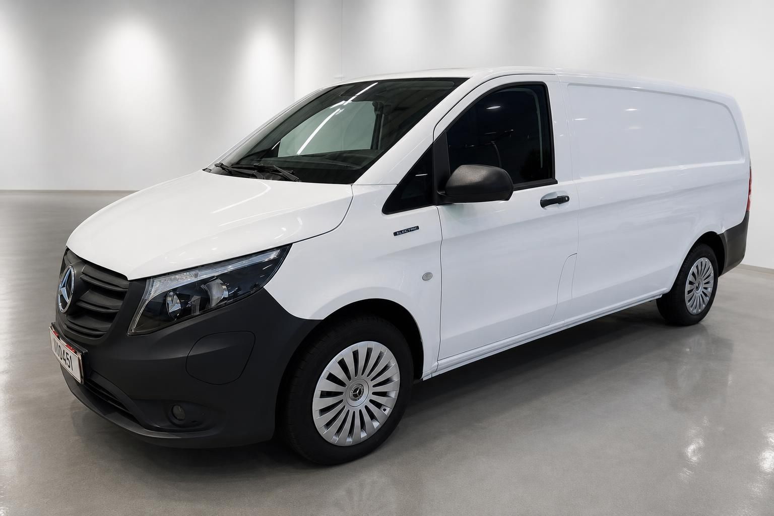 Mercedes-Benz Vito Electric Kastenwagen weiß, Frontansicht schräg im Studio