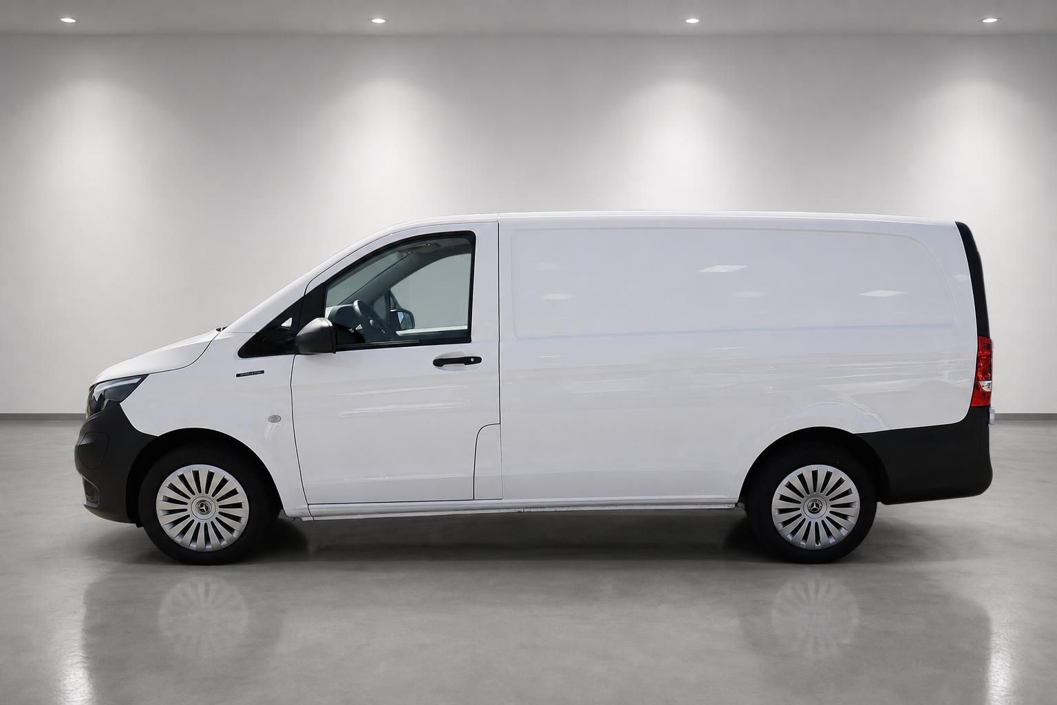 Mercedes-Benz Vito Kastenwagen weiß, Seitenansicht im Fotostudio