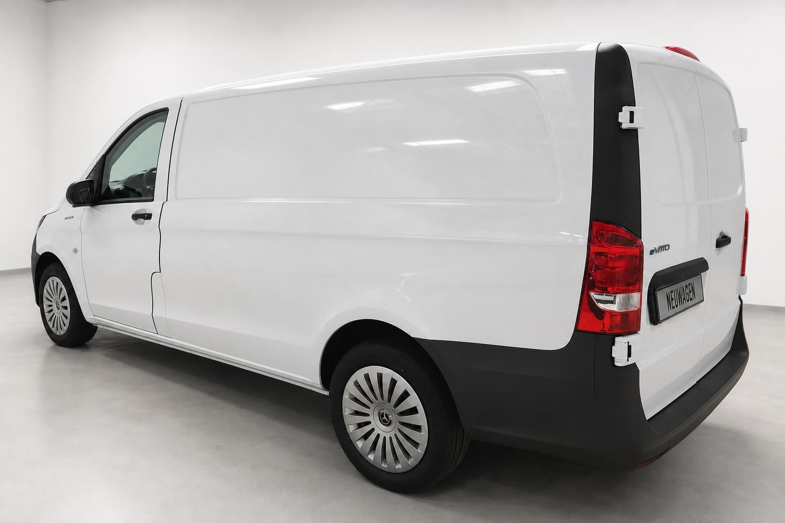 Mercedes-Benz eVito Kastenwagen weiß, Heckansicht schräg im Studio