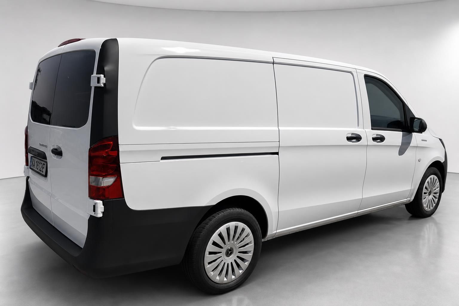 Mercedes-Benz Vito Kastenwagen weiß, seitliche Heckansicht im Studio