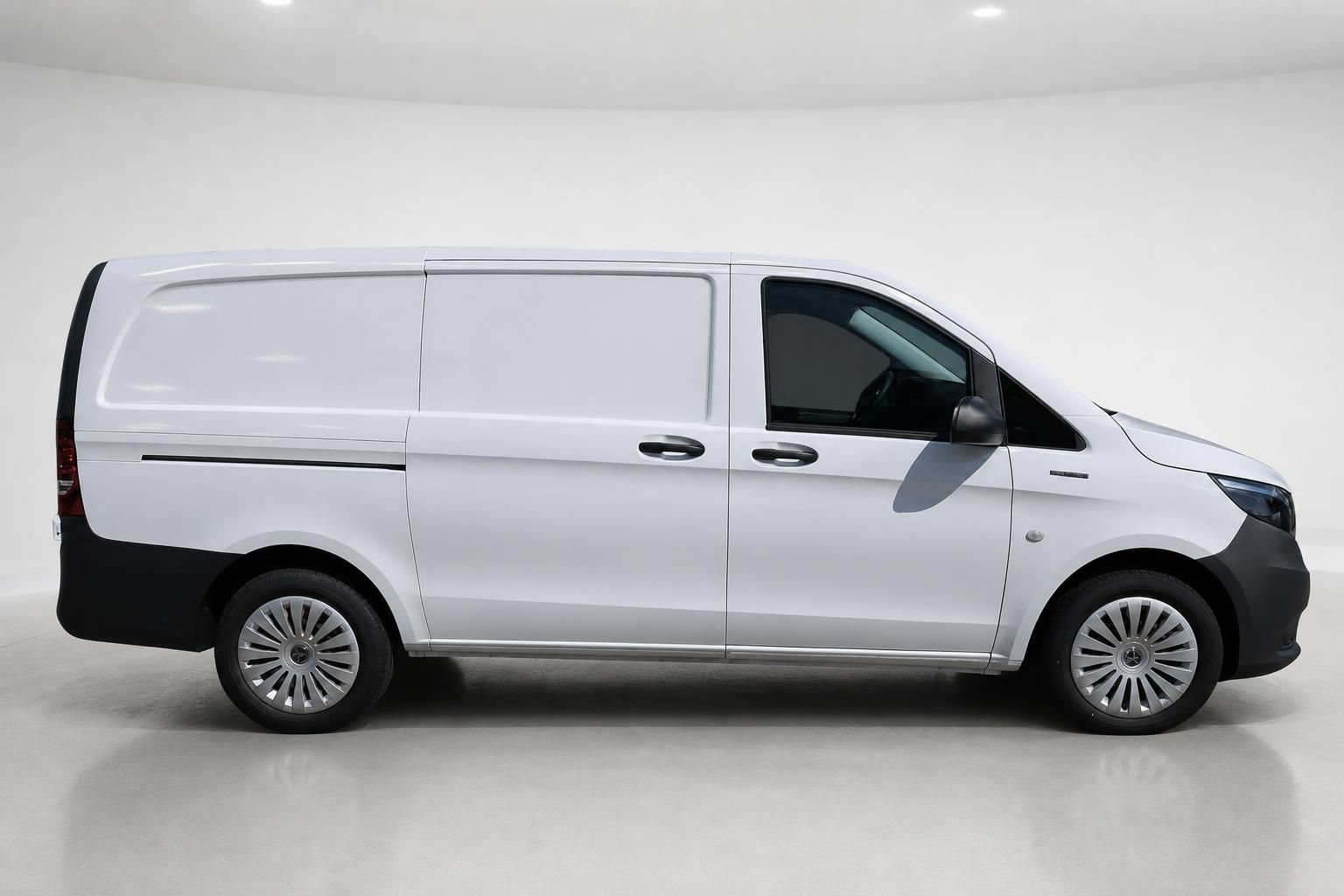 Mercedes-Benz Vito Kastenwagen weiß, Seitenansicht im Studio