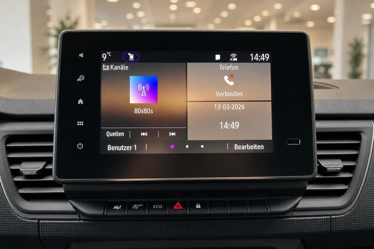 Touchscreen Infotainment-System mit Telefon- und Radio-Funktionen im Fahrzeug
