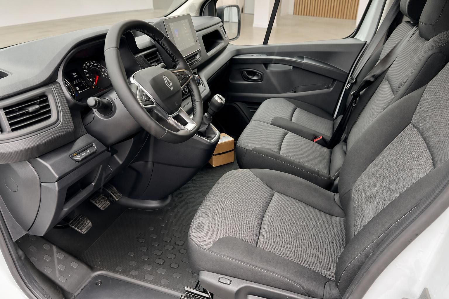 Renault Trafic Innenraum Fahrerbereich - Cockpit mit Lenkrad, Sitze und Armaturenbrett