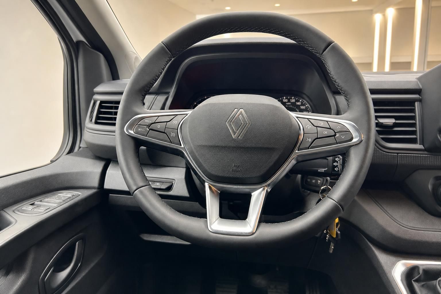 Renault Lenkrad mit Multifunktionstasten und Armaturenbrett im Innenraum