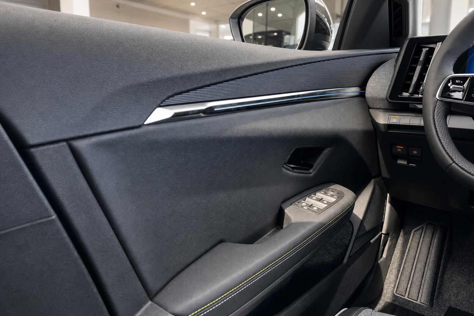 Türverkleidung und Armaturenbrett Detail im Renault Innenraum