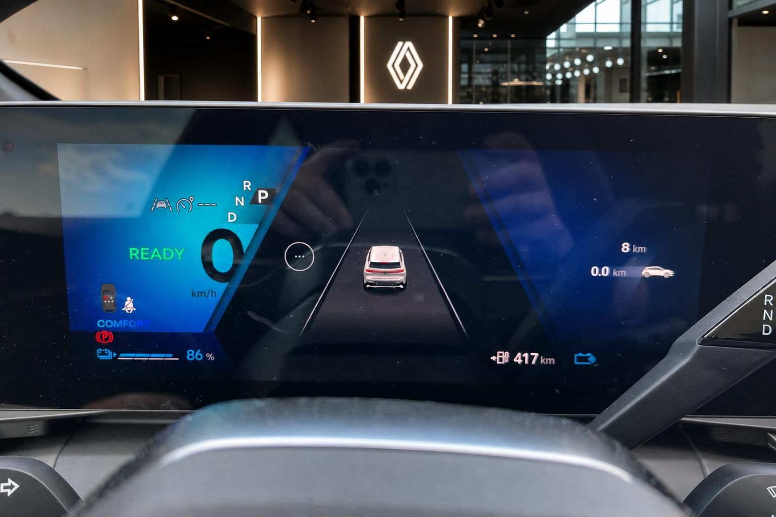 Digitales Kombiinstrument mit Batteriestand 86 % und Reichweitenanzeige im Elektrofahrzeug