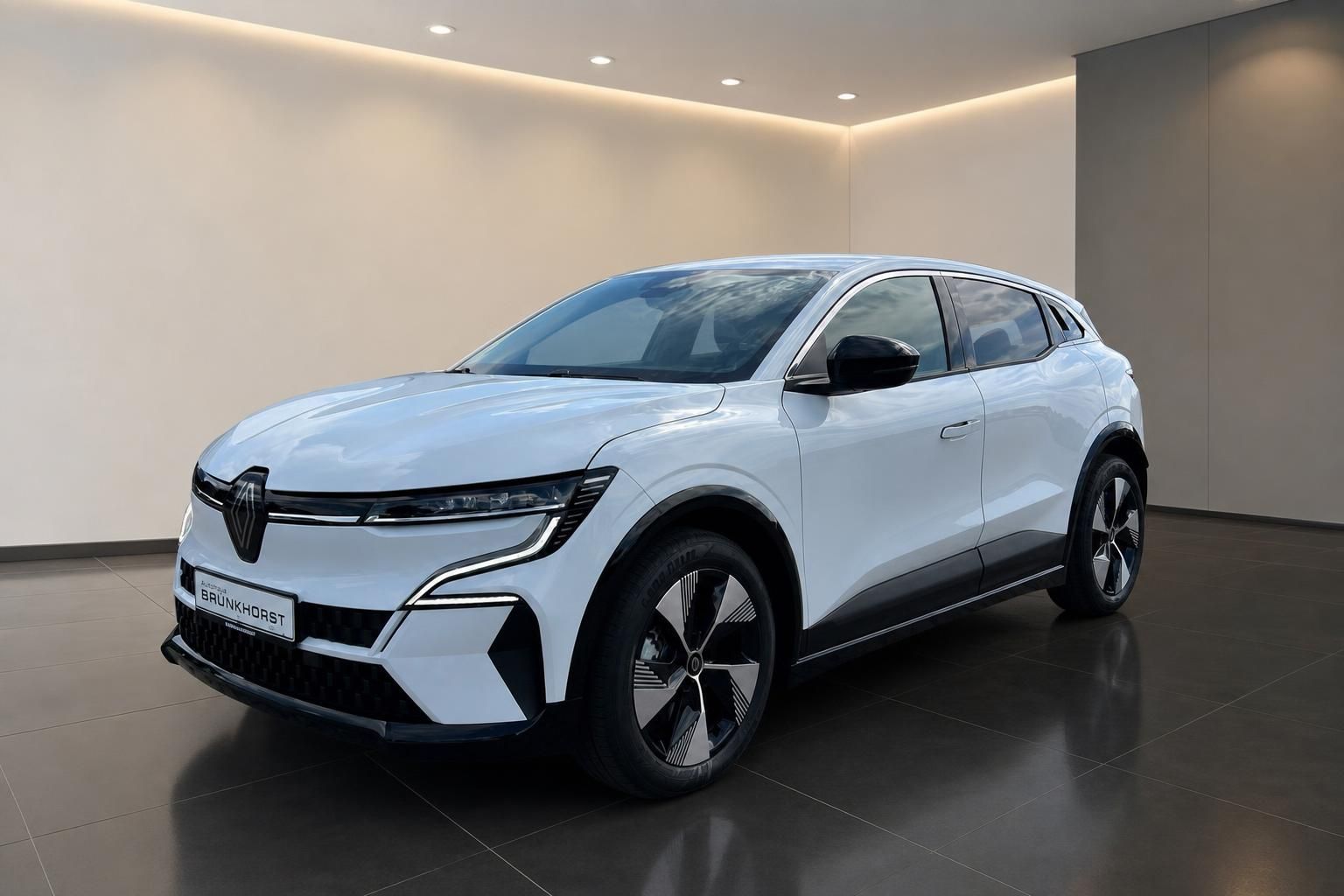 Renault Megane E-Tech weiß Seitenansicht schräg vorne