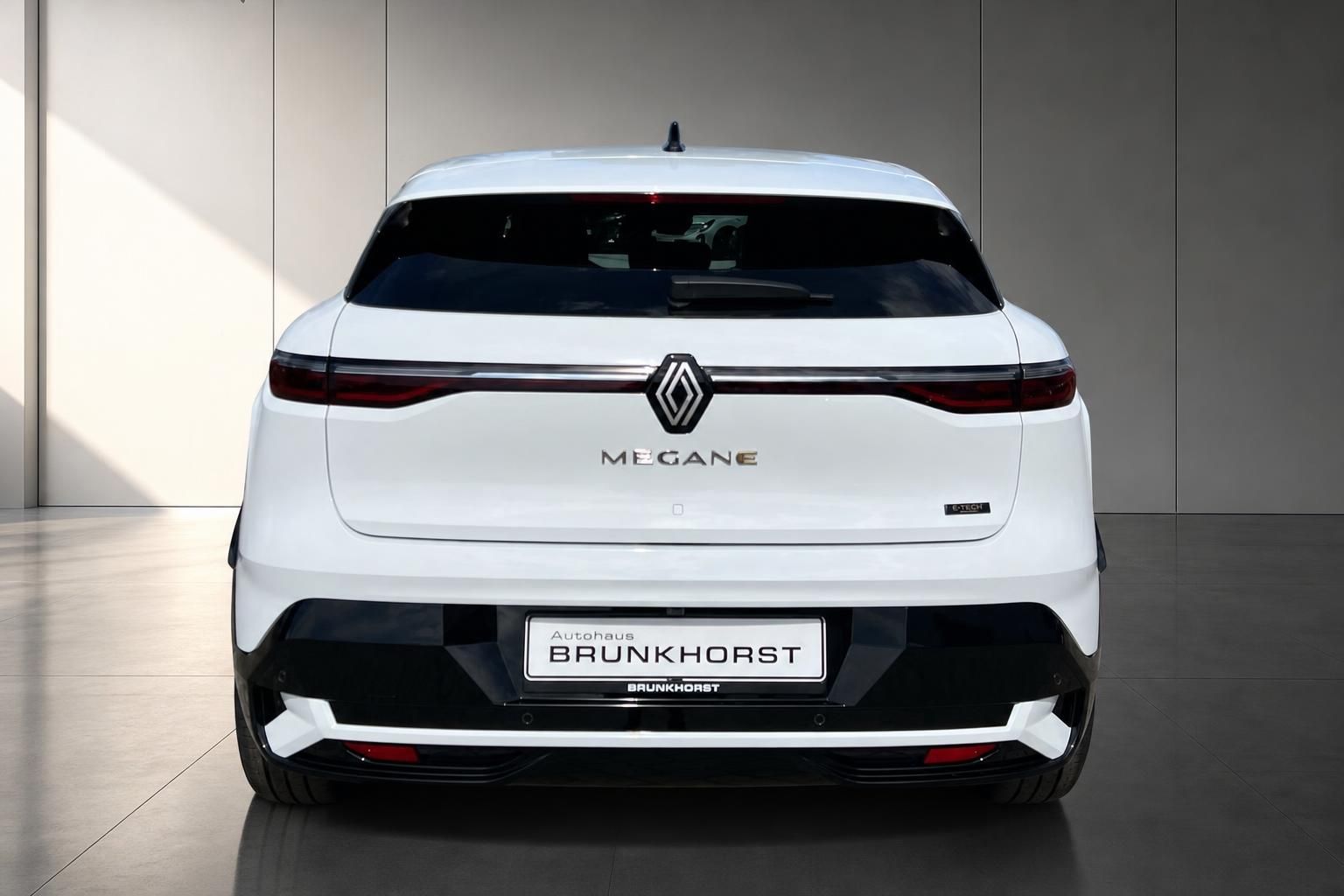 Renault Megane E-Tech weiß Heckansicht mit LED-Rückleuchten