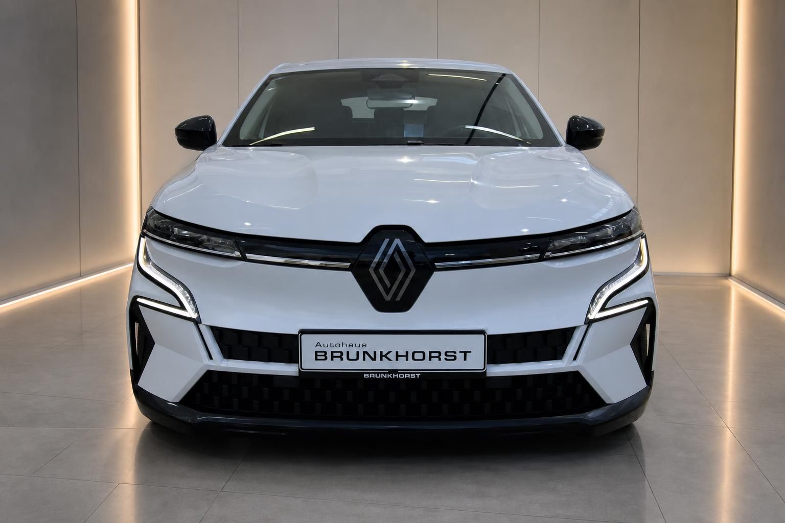 Renault Megane E-Tech weiß Frontansicht im Autohaus Brunkhorst