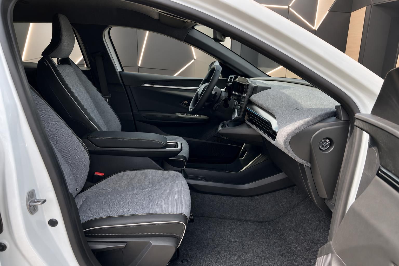 Renault Innenraum mit grauen Sportsitzen und modernem Cockpit