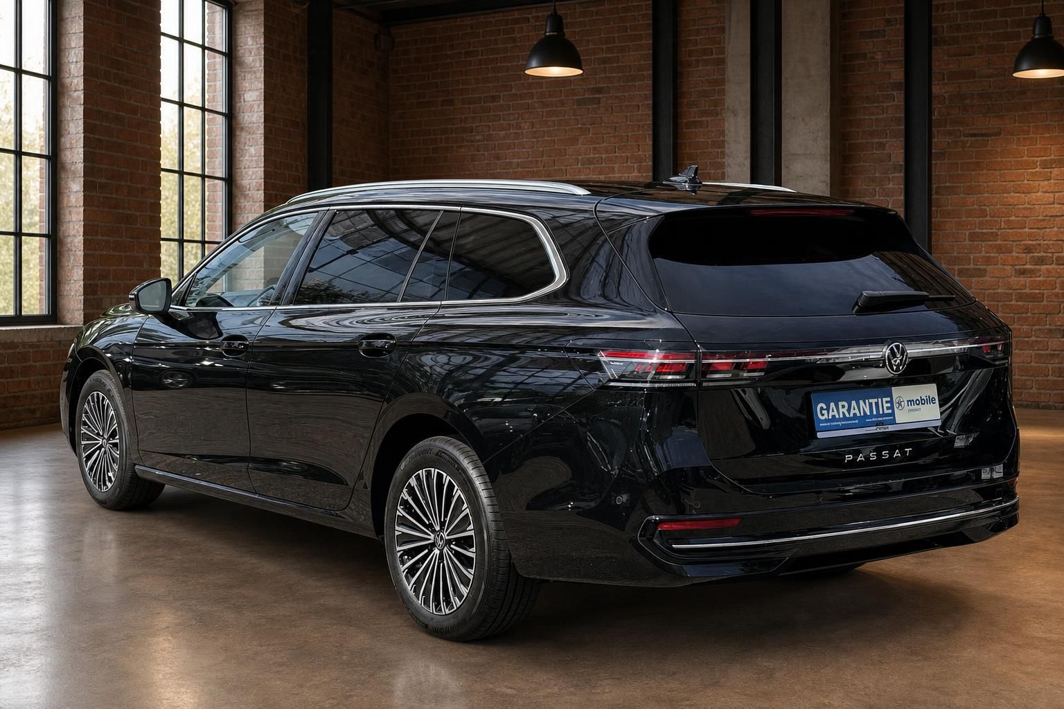 VW Passat Variant schwarz Heck seitlich in Backstein-Halle