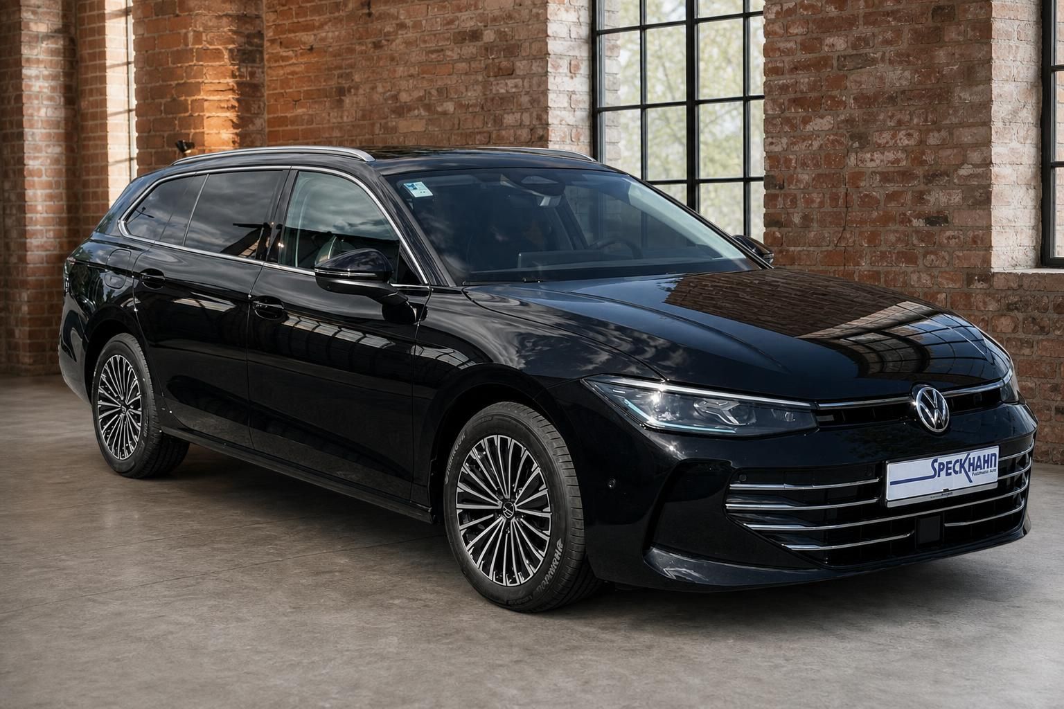 VW Passat Variant schwarz Frontansicht in Industrie-Location